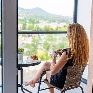 Sweet , 30sqm Studio, Free Private Parking, Mountain View, Balcony, 20 Min From Downtown Apartament